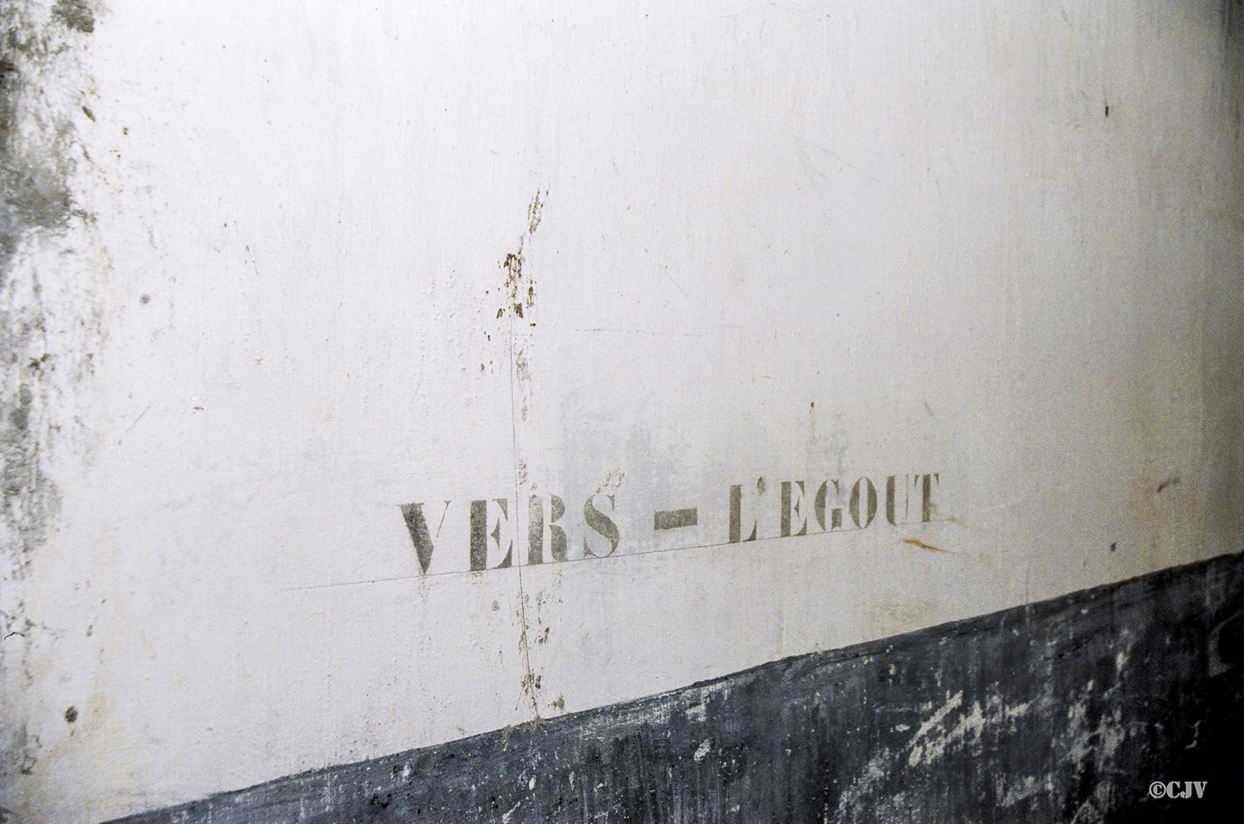 Ligne Maginot - REYERSVILLER - (Abri) - Inscription 'vers l'égout' - Lia VERMEULEN