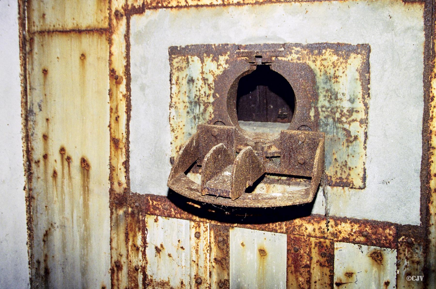 Ligne Maginot - Blockhaus MC21 - MC29B - Chambre de tir mitrailleuse Ouest
Trémie A2R pour mitrailleuse - Lia VERMEULEN