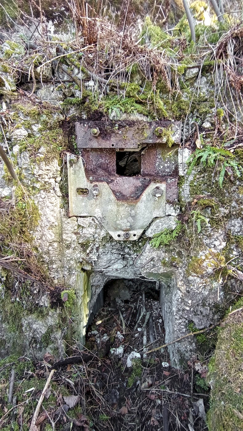 Ligne Maginot - SCHMELTZBACH OUEST - (Casemate d'infanterie - Simple) - Créneau FM de façade et en bas créneau FM du fossé diamant - Baptiste GAUDIN