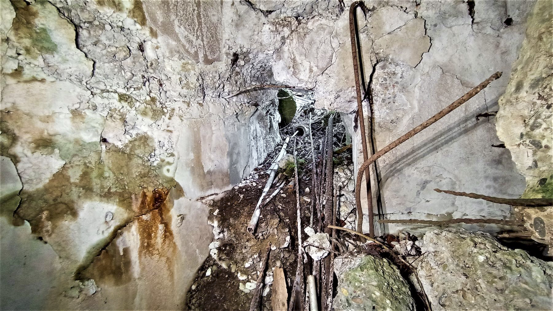 Ligne Maginot - SCHMELTZBACH OUEST - (Casemate d'infanterie - Simple) - Créneau FM du fossé diamant - Baptiste GAUDIN