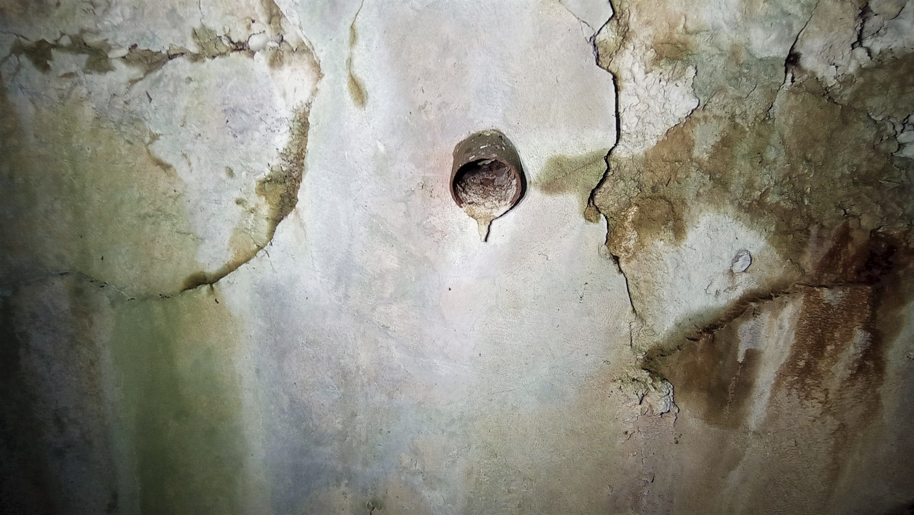 Ligne Maginot - SCHMELTZBACH OUEST - (Casemate d'infanterie - Simple) - Conduit d'évacuation des douilles du créneau pour jumelage de mitrailleuses - Baptiste GAUDIN