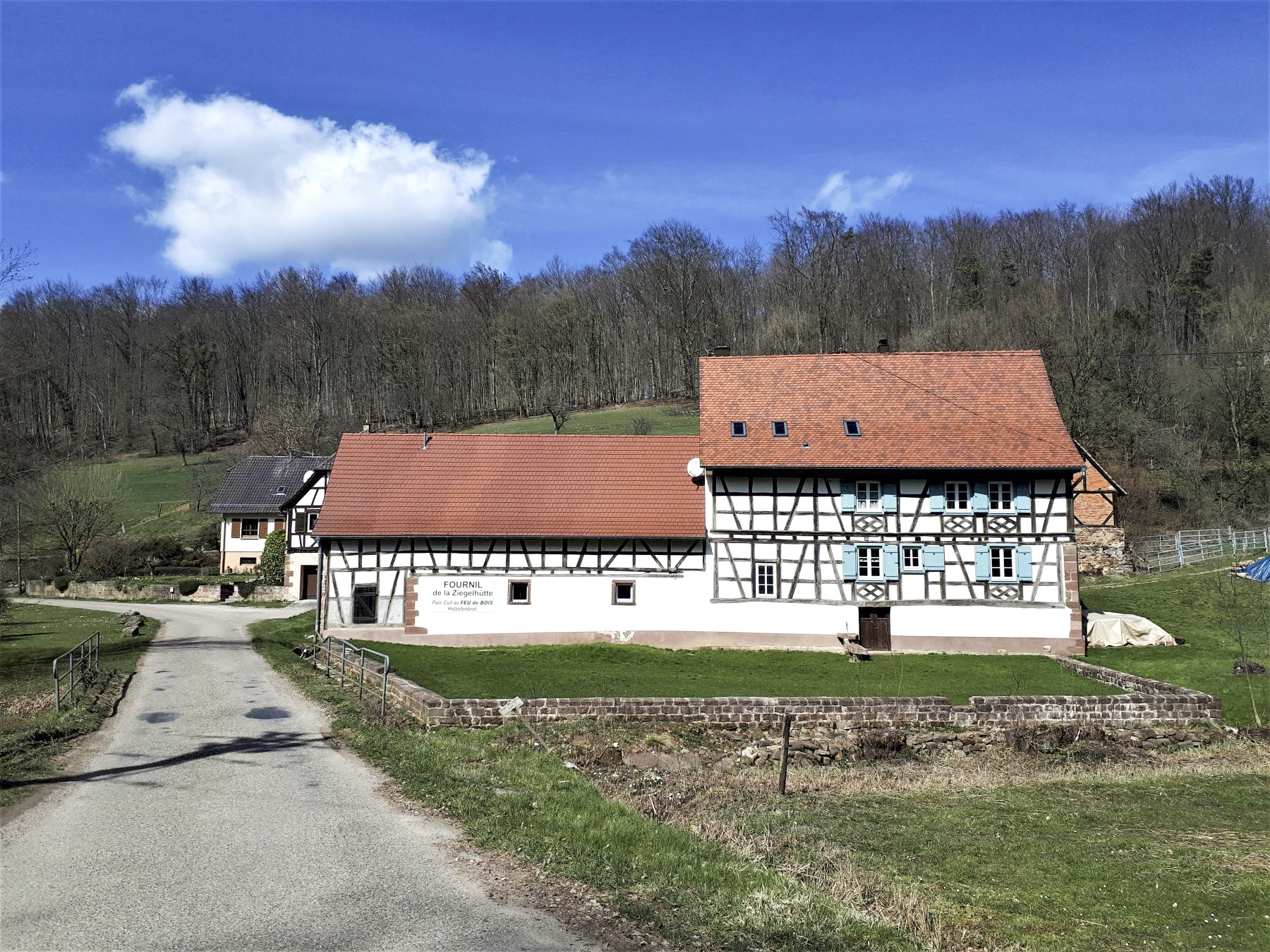 Ligne Maginot - ZIEGELHUTTE - (Barrage de Route) - Même vue que la photo d'époque, le barrage se trouvait juste devant le pont du Schmelzbach - Gregory Fuchs