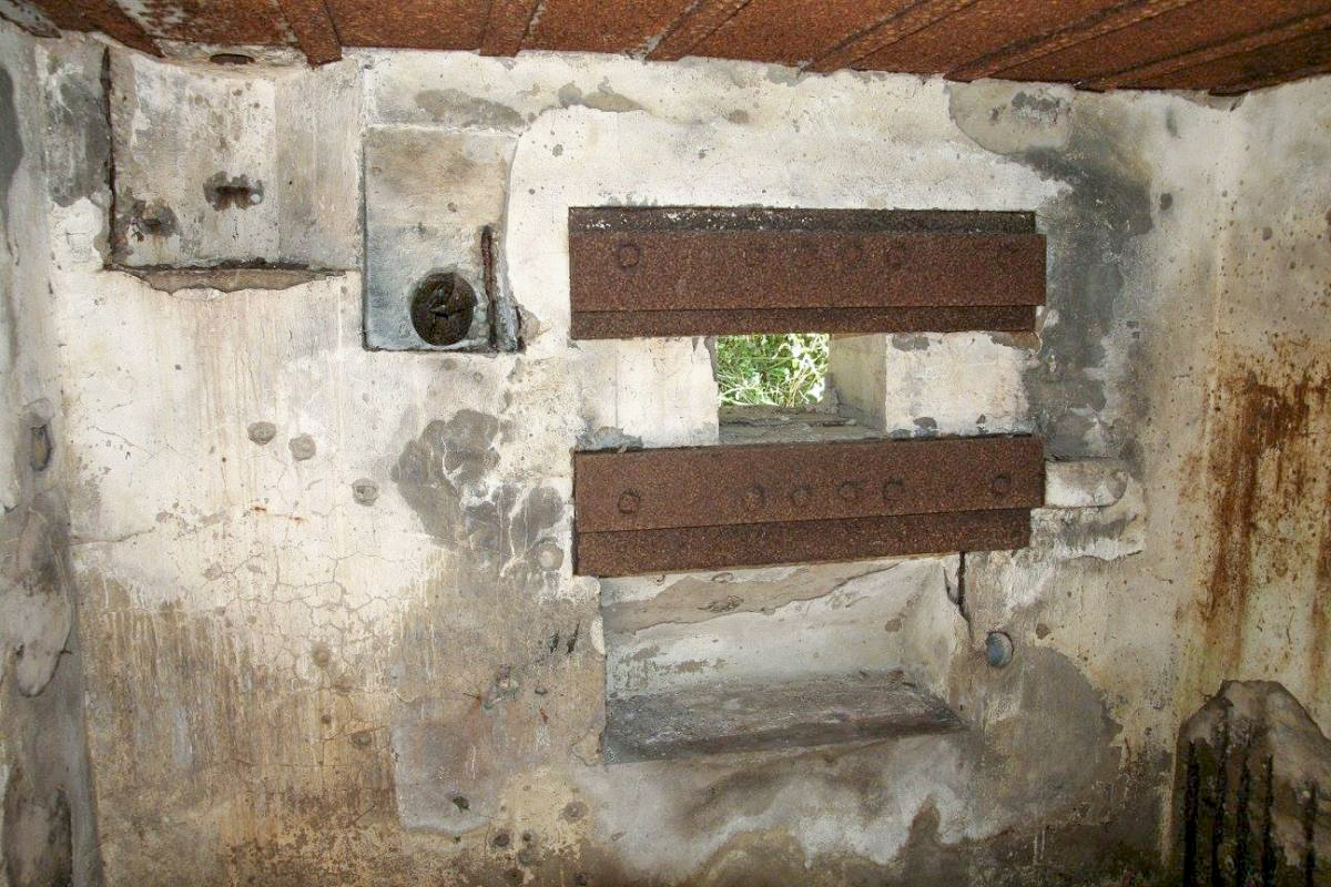 Ligne Maginot - LANGENACKER CENTRE - (Blockhaus pour arme infanterie) - Créneau pour mitrailleuse Hotchkiss 8 mm mle 1914 - B. Henrich