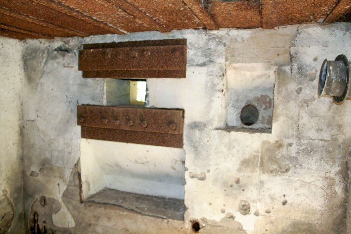 Ligne Maginot - LANGENACKER CENTRE - (Blockhaus pour arme infanterie) - Créneau pour mitrailleuse Hotchkiss 8 mm mle 1914 - B. Henrich