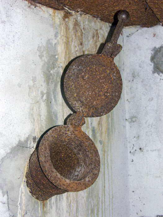 Ligne Maginot - MAIN DU PRINCE 1 - (Blockhaus pour canon) - Goulotte à grenades avec son volet ouvert - Pascal LAMBERT