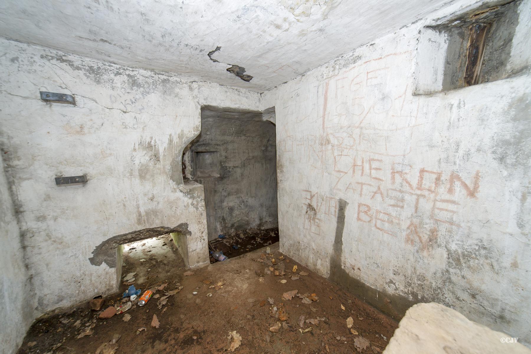 Ligne Maginot - MAIN du PRINCE 2 (Blockhaus pour arme infanterie) - Blockhaus mitrailleuse de droite
Emplacement d'un ventilateur à gauche de l'entrée - Lia VERMEULEN