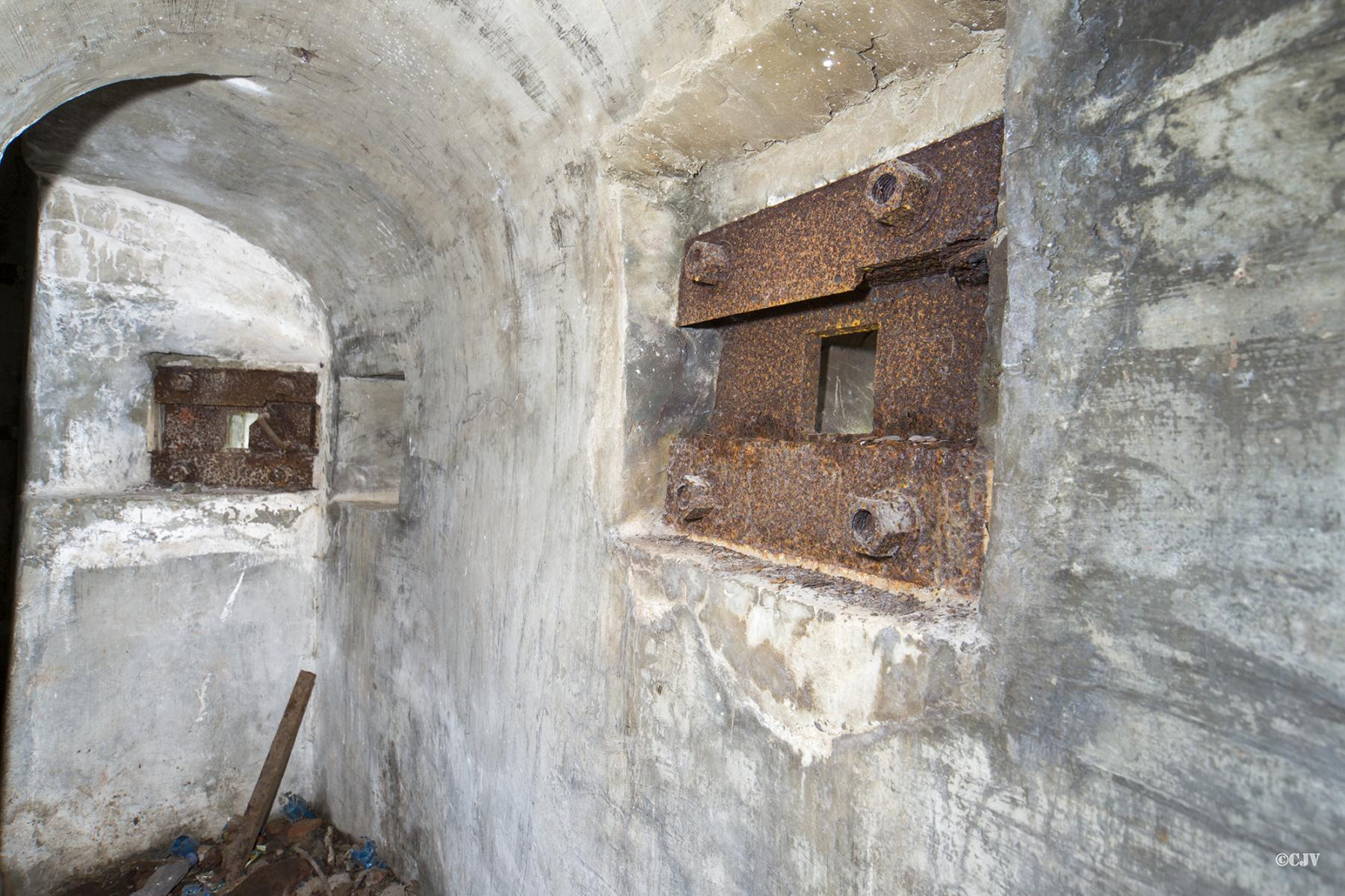 Ligne Maginot - MAIN du PRINCE 2 (Blockhaus pour arme infanterie) - Galerie vers le blockhaus mitrailleuse de droite
Créneau de façade et créneau de flanquement  - Lia VERMEULEN