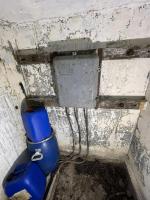 Ligne Maginot - U - (Chambre de coupure) - L'intérieur de la chambre de coupure 'réduite' (puits de coupure) avec le répartiteur LMRT d'après-guerre.

Elle semble avoir été utilisée comme local de stockage pour un chasseur.