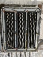 Ligne Maginot - U - (Chambre de coupure) - Détail des connexions dans le boîtier répartiteur.

Notez les inscriptions 'T' et 'U2' indiquant les chambres de coupure concernées