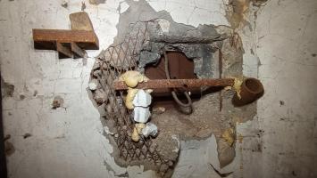 Ligne Maginot - GUNSTHAL FERME OUEST - (Blockhaus pour arme infanterie) - Détail du créneau FM de défense de l'entrée détruit lors des combats en juin 1940.
En haut à gauche un support pour piles Leclanché