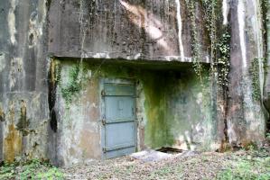 Ligne Maginot - GRAND LOT - X2 - (Abri) - Coffre droit de l'abri.
Le créneau de défense rapprochée et le fossé diamant ont été comblés à l'occasion des travaux de modernisation de l'abri et de l'ouvrage de Rochonvillers.