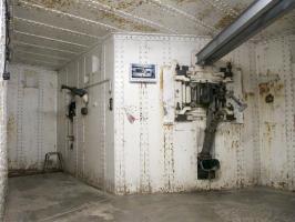 Ligne Maginot - FOUR A CHAUX - FAC - (Ouvrage d'artillerie) - Entrée des hommes
Jumelage de mitrailleuses Reibel MAC 31 et bi-rail support pour le canon antichar de 47.
Sur la gauche, créneau pour fusil mitrailleur 24/29 et goulotte lance grenade
