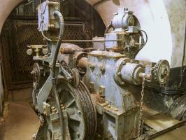 Ligne Maginot - FOUR A CHAUX - FAC - (Ouvrage d'artillerie) - Bloc 2
Machinerie du monte-charge 
