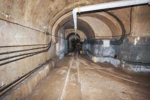 Ligne Maginot - FOUR A CHAUX - FAC - (Ouvrage d'artillerie) - Galerie vers les blocs 1, 6, 5
A droite galerie vers le bloc 1
Les galeries fortement endommagées par les destructions allemandes ont été réparées avec entre autres des voutes préfabriquées installées en sous-oeuvre