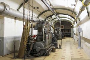 Ligne Maginot - FOUR A CHAUX - FAC - (Ouvrage d'artillerie) - Usine électrique
Groupes électrogènes à moteur SULZER 4 DF 22.
Ces groupes ont été installés en 1954 en remplacement des groupes 4 KD 22 d'origine