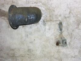 Ligne Maginot - NEUWEIHER 2 (Blockhaus pour arme infanterie) - Gaine d'arrivée d'air et arrivée téléphonique.
Les fixations de la prise TM32 et d'un support pour un dispositif de protection indéfini sont visibles sur la photo.