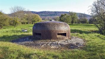 Ligne Maginot - FOUR A CHAUX - FAC - (Ouvrage d'artillerie) - Bloc 4
Cloche VDP
En arrière plan le Langenberg où se trouve deux observatoires travaillant également au profit de l'ouvrage