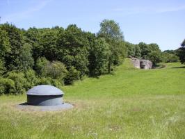 Ligne Maginot - Ouvrage d'artillerie du HACKENBERG - Bloc 7
Tourelle de mitrailleuses avec au fond, le bloc 9.