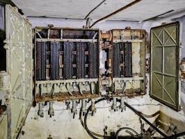 Ligne Maginot - 12T - (Chambre de coupure) - Les 2 boîtiers TM-32 ouverts.

Modernisés après guerre (années 1950), les connexions furent abandonnés par la suite avec la mise en place d'un répartiteur PTT moderne