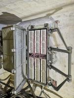 Ligne Maginot - 12T - (Chambre de coupure) - Le boîtier PTT ouvert, avec les connexions encore en place.

Suite à la 2e phase de modernisation, toutes les connexions ont été reliées à ce boîtier, avec reprise des bouclages sous plomb des câbles.