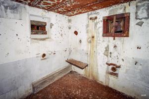 Ligne Maginot - NONNENHARDT N°3 - (Blockhaus pour arme infanterie) - Chambre de tir Ouest
A gauche créneau FM de façade, à droite créneau JM et 13,2, au centre goulottes à grenades