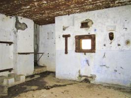 Ligne Maginot - NONNENHARDT N°3 - (Blockhaus pour arme infanterie) - Chambre de tir Est 
Au fond l'accès à la cloche GFM