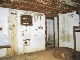 Ligne Maginot - NONNENHARDT N°3 - (Blockhaus pour arme infanterie) - Chambre de tir Ouest, avec la mitrailleuse de 13,2 sur volet de démasquage (à droite du créneau)
Au fond l'entrée des latrines