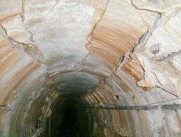 Ligne Maginot - LEMBACH - (Ouvrage d'infanterie) - Bloc d'entrée et issue de secours
Galerie endommagée par les essais de destruction allemands 