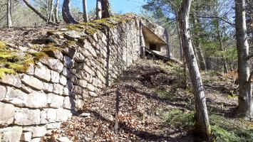 Ligne Maginot - NONNENHARDT N°1 - (Blockhaus pour arme infanterie) - Le mur de soutènement suit le dénivelé négatif de la pente