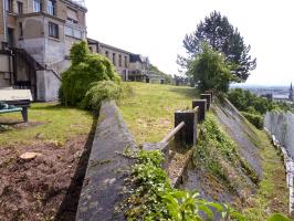 Ligne Maginot - NANCY- LAXOU - STATION PROTéGéE LSGD - (Central téléphonique isolé) - Coté jardins
L'abri étant construit à contre pente, un massif  anti éclatement a été créé en contre bas de manière à protéger les fondations de l'abri contre les effets de l'artillerie