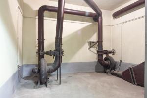 Ligne Maginot - NANCY- LAXOU - STATION PROTéGéE LSGD - (Central téléphonique isolé) - La salle des ventilateurs
A gauche le ventilateur 'air vicié' et à droite celui utilisé pour le recyclage de l'air dans la station