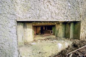 Ligne Maginot - Casemate A7 - PUDEFORT Ouest - La trémie  pour mitrailleuse Hotchkiss conçue par la DTG de Lille
Etat 2001
