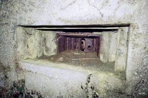 Ligne Maginot - A11 - ERMITAGE Nord (Casemate d'infanterie) - Trémie type Lille pour mitrailleuse Hotchkiss (incomplète)
Etat 1998