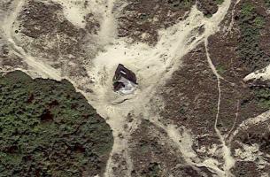 Ligne Maginot - B14 - LES DUNES 14 - (Blockhaus pour arme infanterie) - L'ombre portée indique la présence d'une guérite d'observation en béton sur le toit du bloc.