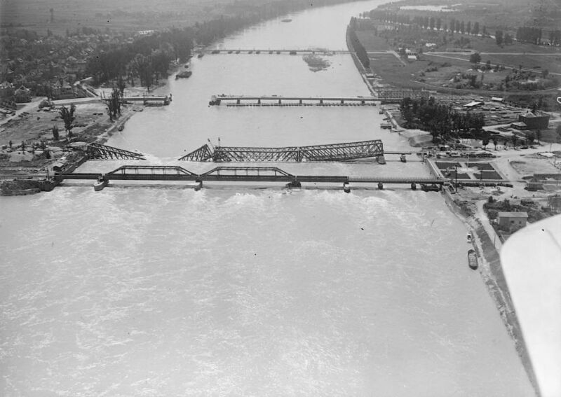 Ligne Maginot - Ponts du Rhin - Strasbourg - Vue d'ensemble des ponts sur le Rhin.
La casemate du Champ de Course est visible sur la berge française (droite) - Inconnu