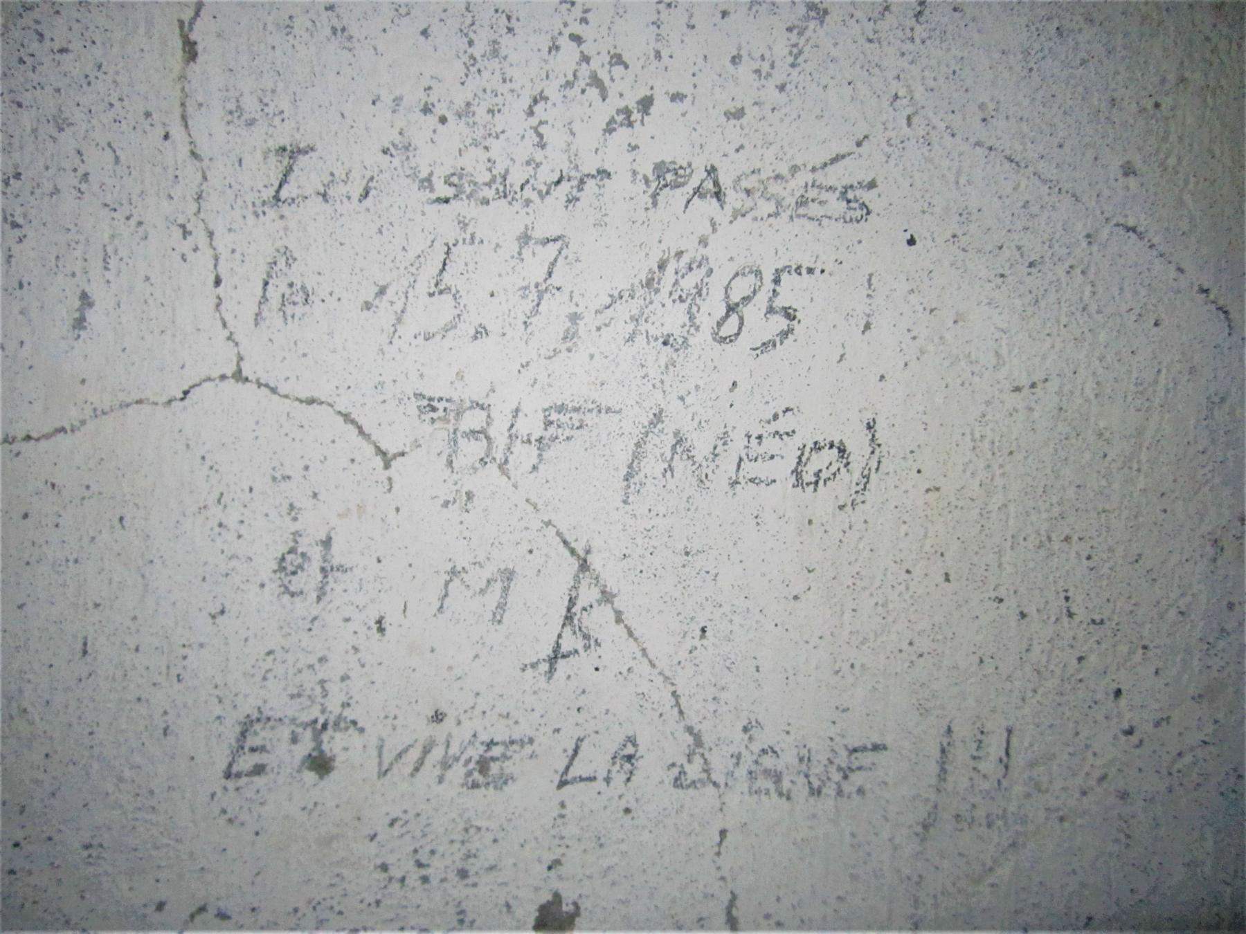 Ligne Maginot - NONNENHARDT N°3 - (Blockhaus pour arme infanterie) - Un graffiti bien sympathique
...et vive la Ligne ! - Gregory Fuchs
