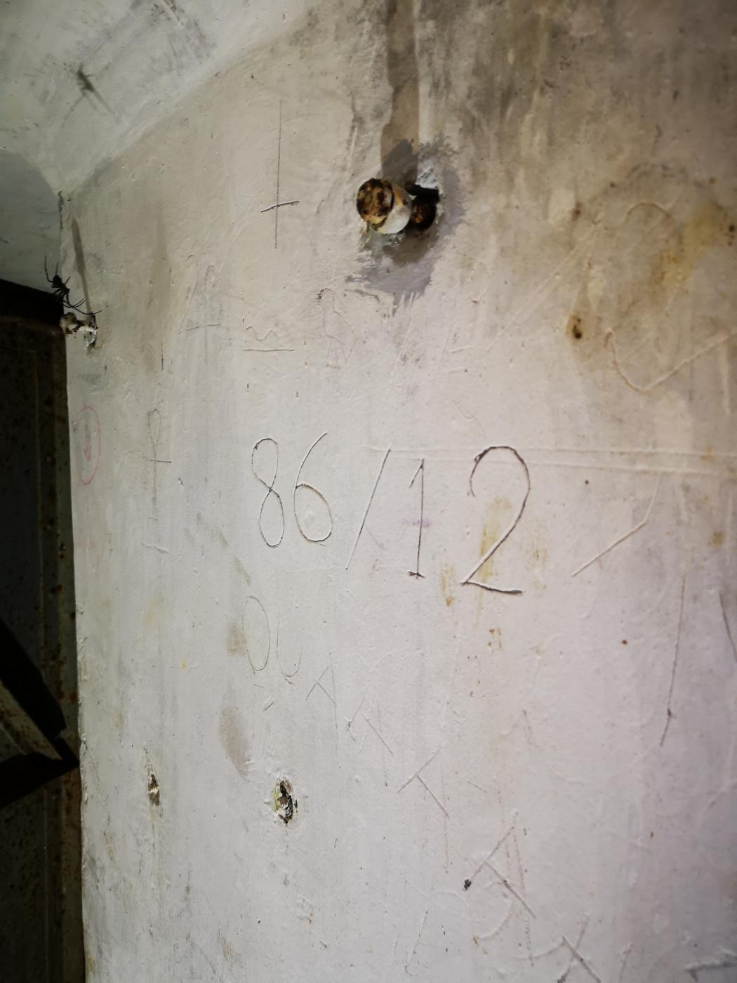 Ligne Maginot - 12T - (Chambre de coupure) - Inscriptions dans le couloir avant le local - DK_Antoine4
