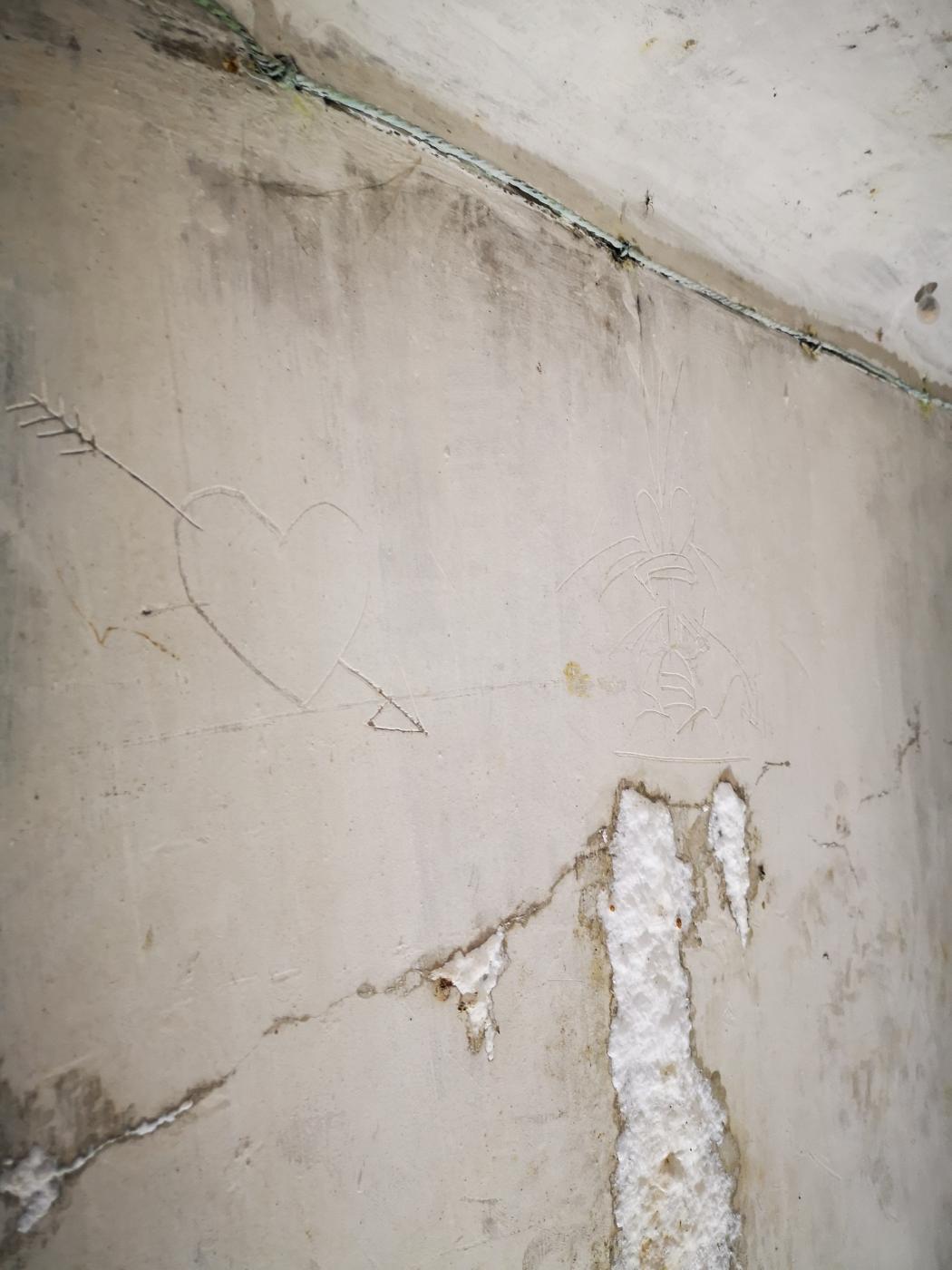 Ligne Maginot - 12T - (Chambre de coupure) - Inscriptions dans le couloir avant le local - DK_Antoine4