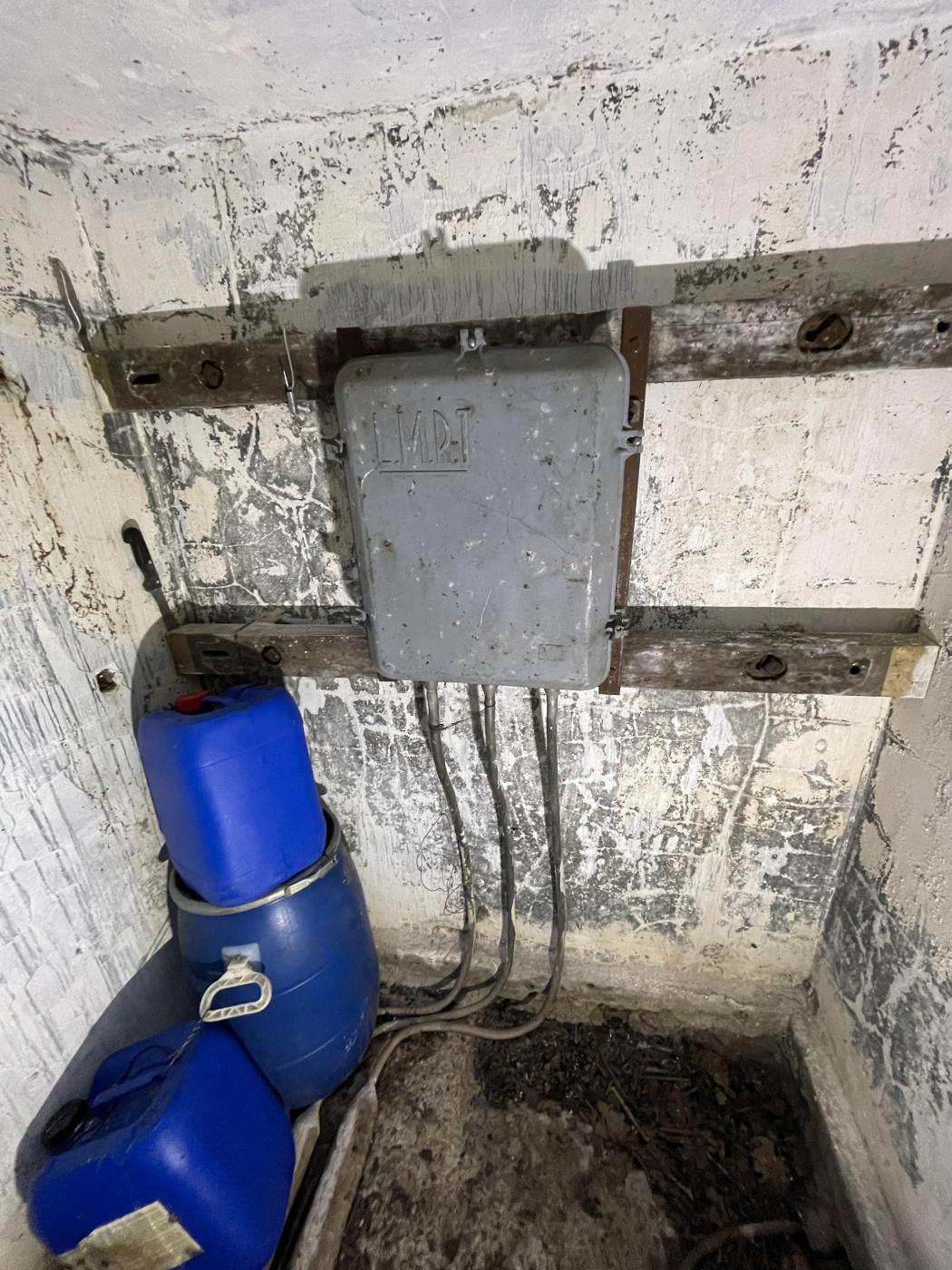 Ligne Maginot - U - (Chambre de coupure) - L'intérieur de la chambre de coupure 'réduite' (puits de coupure) avec le répartiteur LMRT d'après-guerre.

Elle semble avoir été utilisée comme local de stockage pour un chasseur. - DK_Antoine4