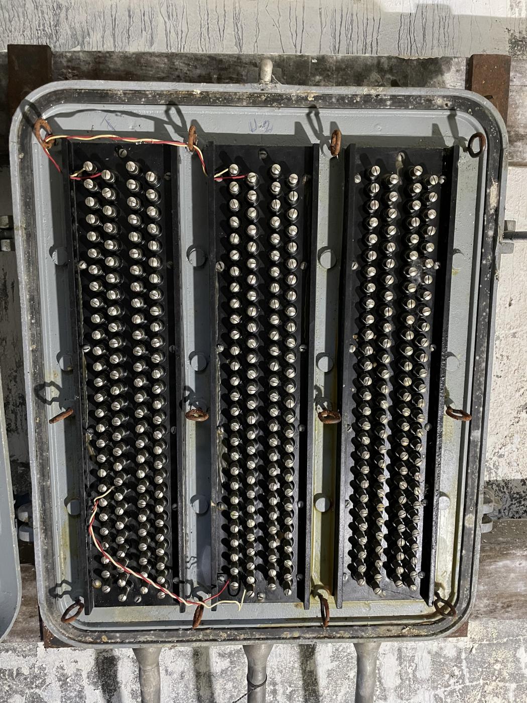Ligne Maginot - U - (Chambre de coupure) - Détail des connexions dans le boîtier répartiteur.

Notez les inscriptions 'T' et 'U2' indiquant les chambres de coupure concernées - DK_Antoine4