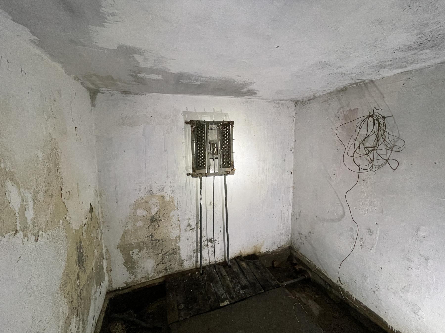Ligne Maginot - C4 - (Chambre de coupure) - Le local téléphonique avec le répartiteur modernisé en place - DK_Antoine4