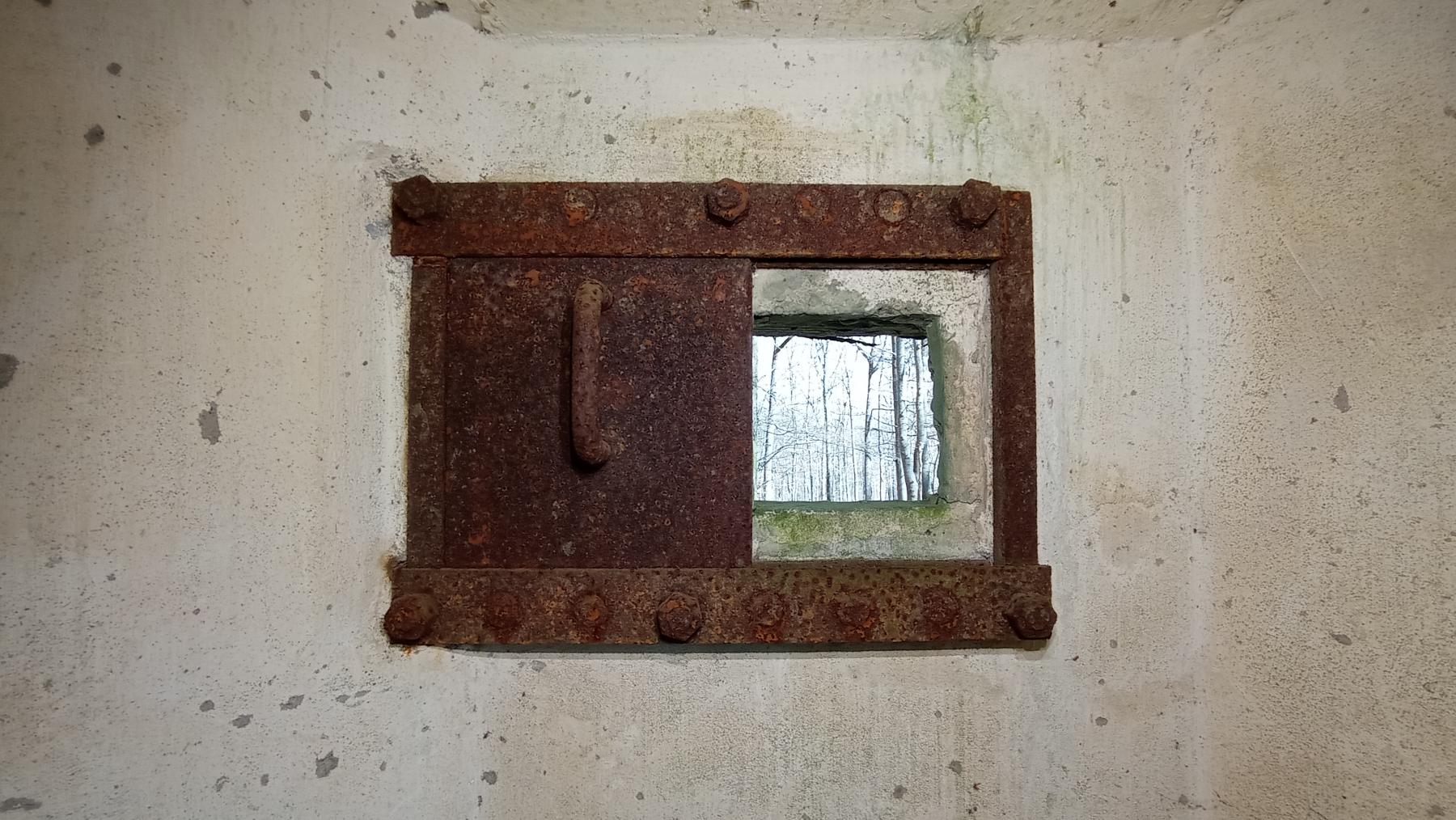 Ligne Maginot - FM39 - DIEBSKOPF 1 - (Blockhaus pour arme infanterie) - Détail du créneau latéral droit - Baptiste GAUDIN