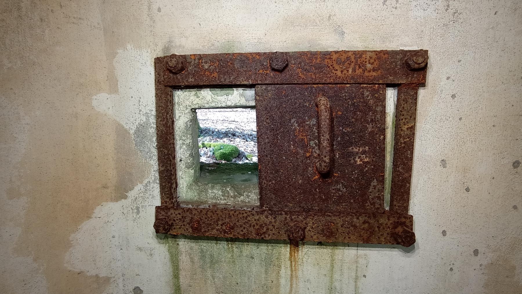 Ligne Maginot - FM39 - DIEBSKOPF 1 - (Blockhaus pour arme infanterie) - Détail du créneau latéral gauche - Baptiste GAUDIN
