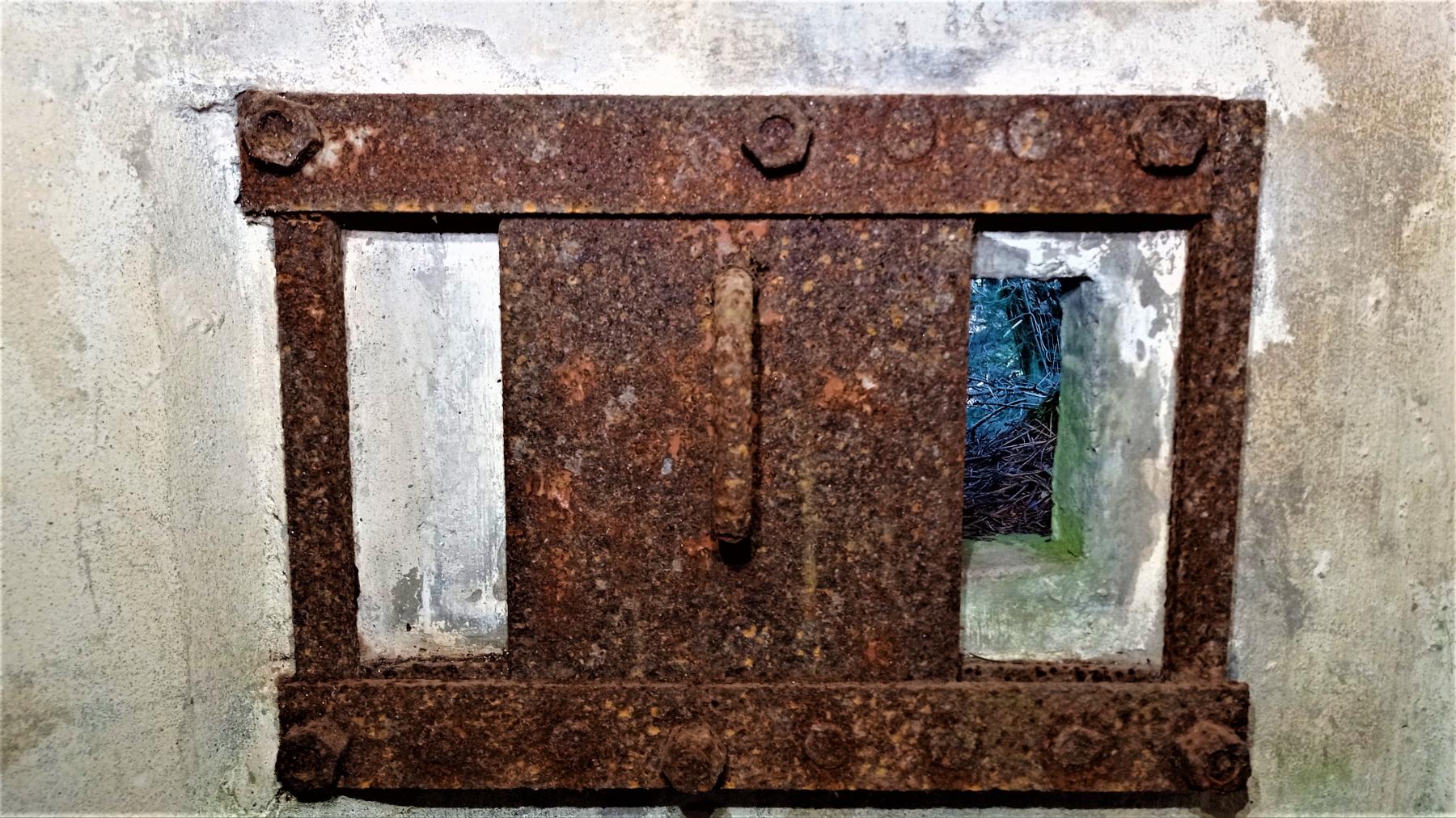 Ligne Maginot - FM40 - BETZENTHAL 3 - (Blockhaus pour arme infanterie) - Détail du créneau latéral droit - Baptiste GAUDIN