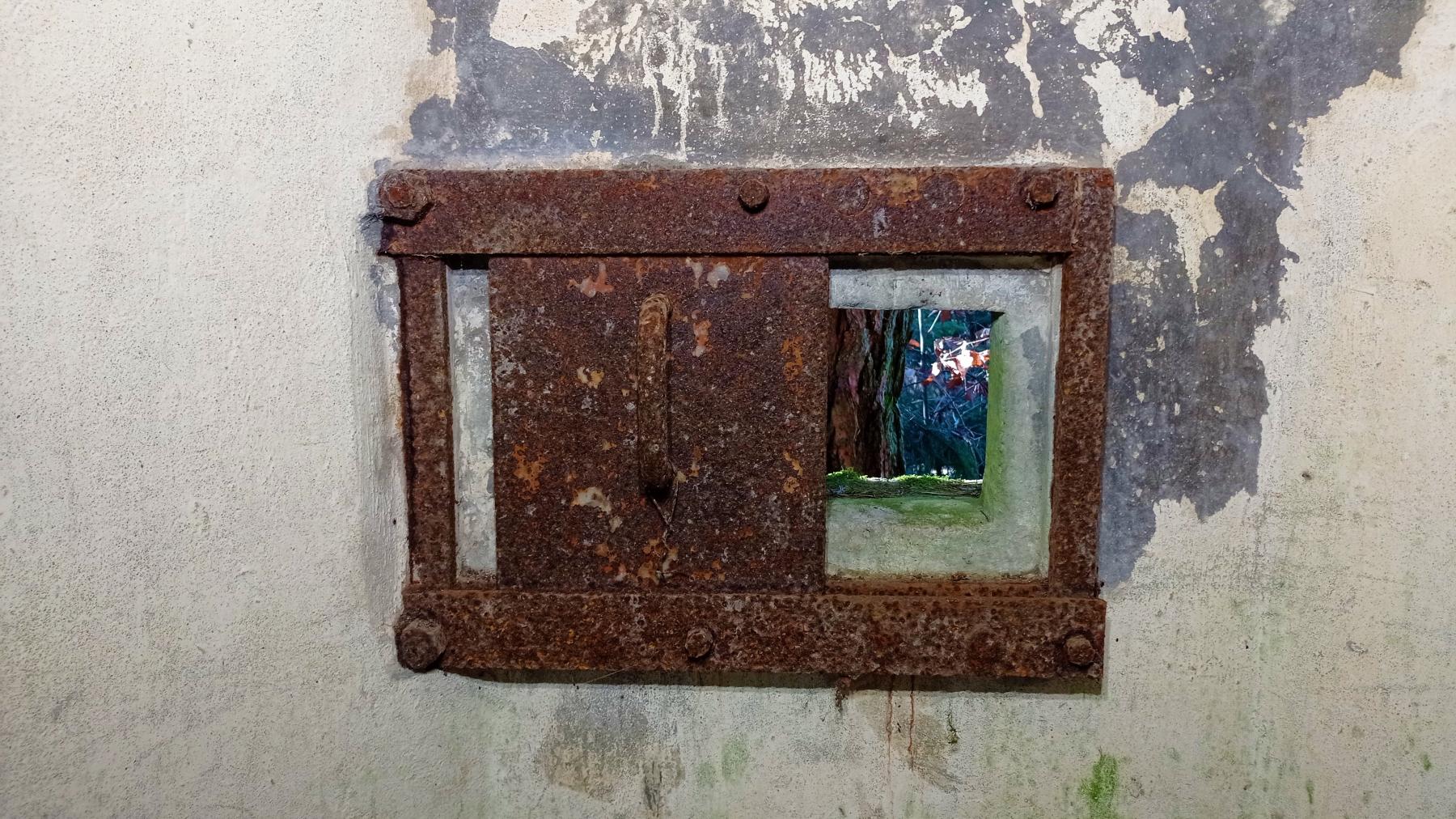 Ligne Maginot - FM40 - BETZENTHAL 3 - (Blockhaus pour arme infanterie) - Détail du créneau latéral gauche  - Baptiste GAUDIN