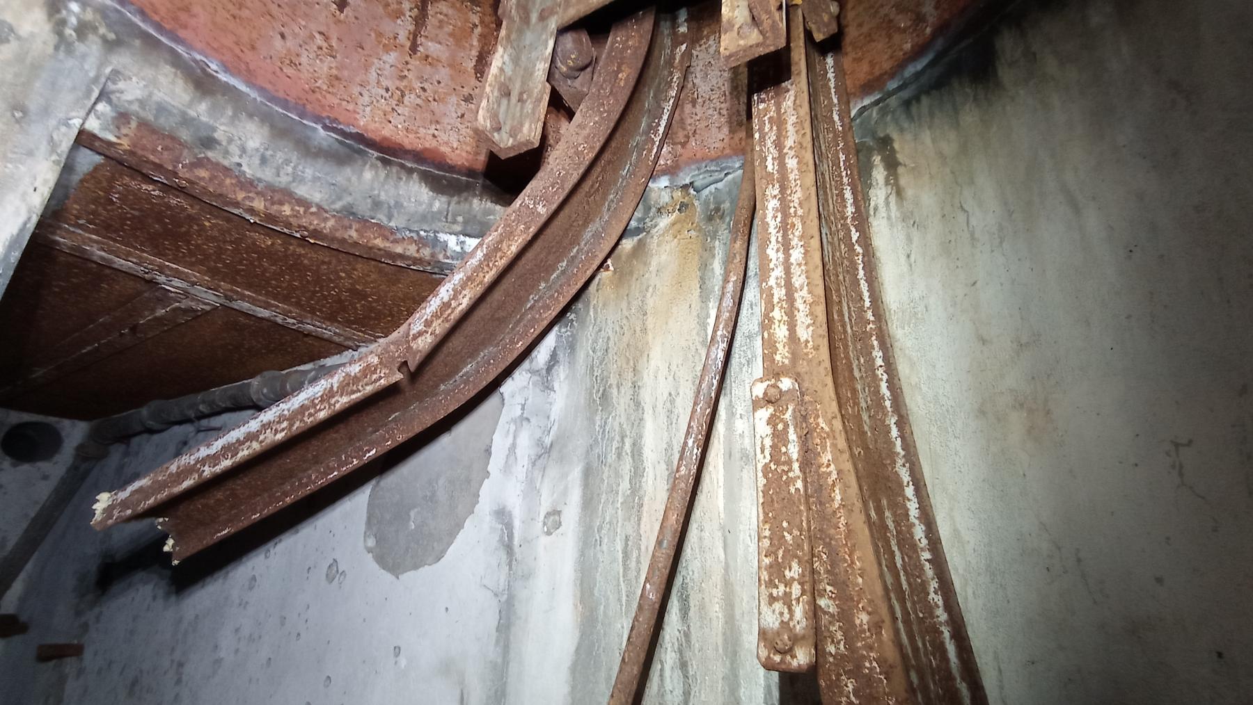 Ligne Maginot - GUNSTHAL COL EST - (Blockhaus pour arme infanterie) - Puits de la cloche G.F.M. 
La charge a sectionné les deux rails de translation du plancher mobile     - Baptiste GAUDIN