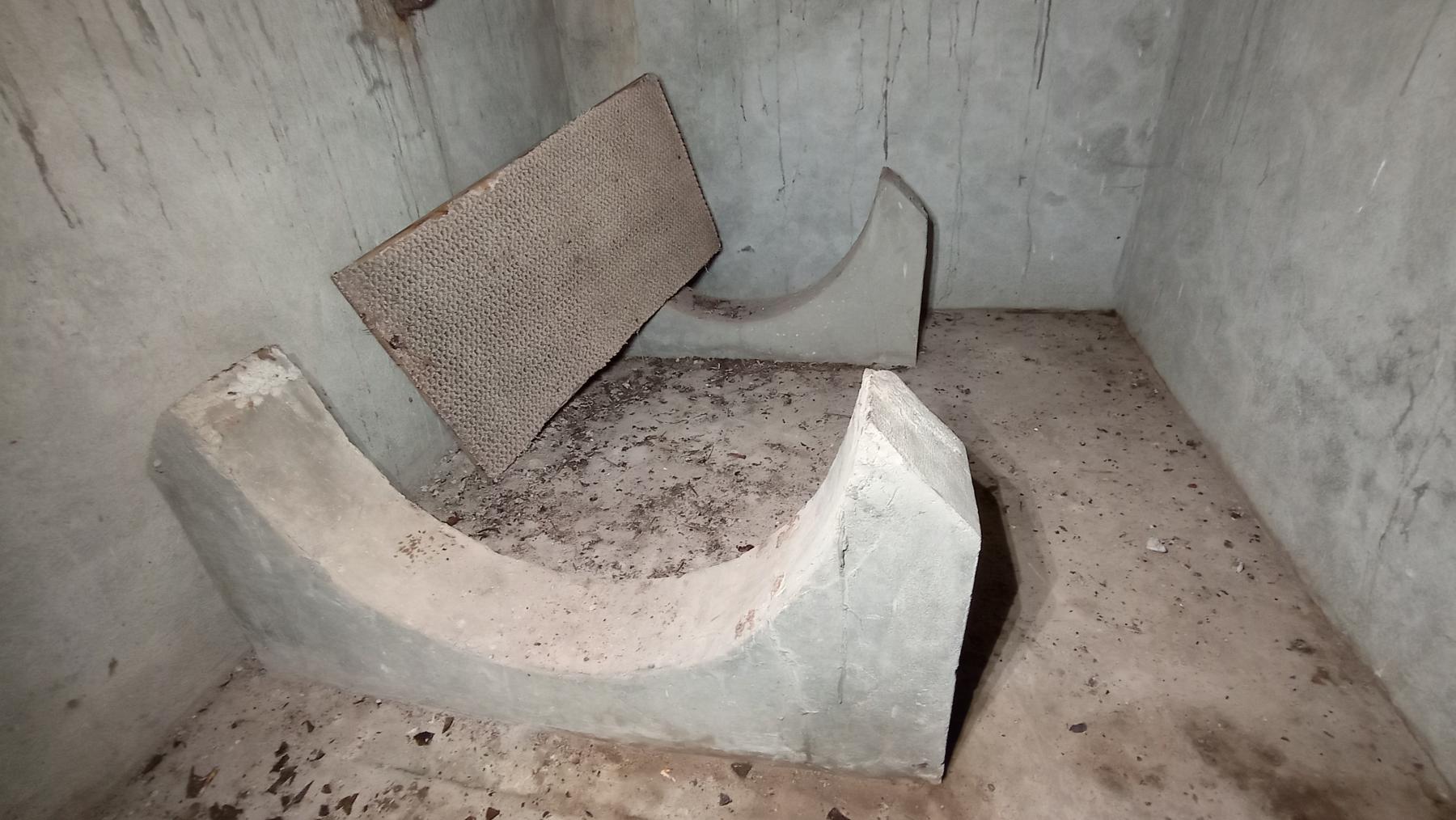 Ligne Maginot - GUNSTHAL COL OUEST - (Blockhaus pour arme infanterie) - Fosse chimique ASEPTA avec supports de la citerne  - Baptiste GAUDIN