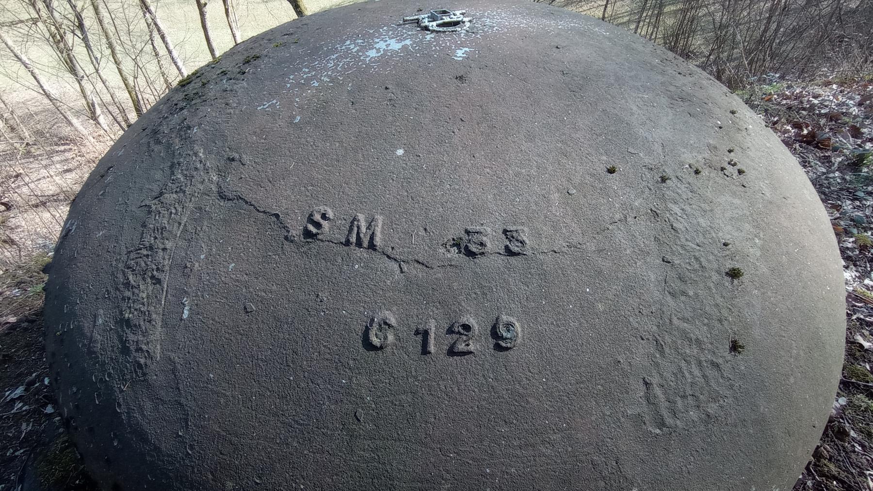 Ligne Maginot - GUNSTHAL FERME OUEST - (Blockhaus pour arme infanterie) - Marquage de la cloche GFM ' SM 33 C 129 ' - Baptiste GAUDIN
