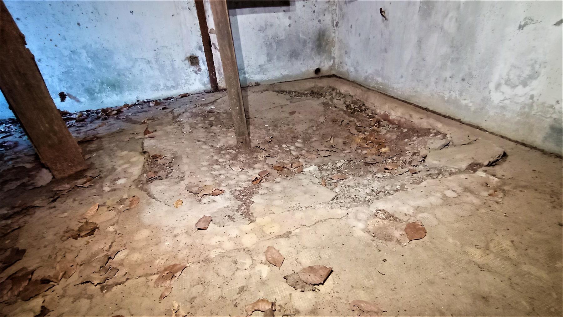 Ligne Maginot - GUNSTHAL FERME OUEST - (Blockhaus pour arme infanterie) - Au dessous du filtre le radier est enfoncé suite à l'explosion d'une charge posé par les allemands - Baptiste GAUDIN