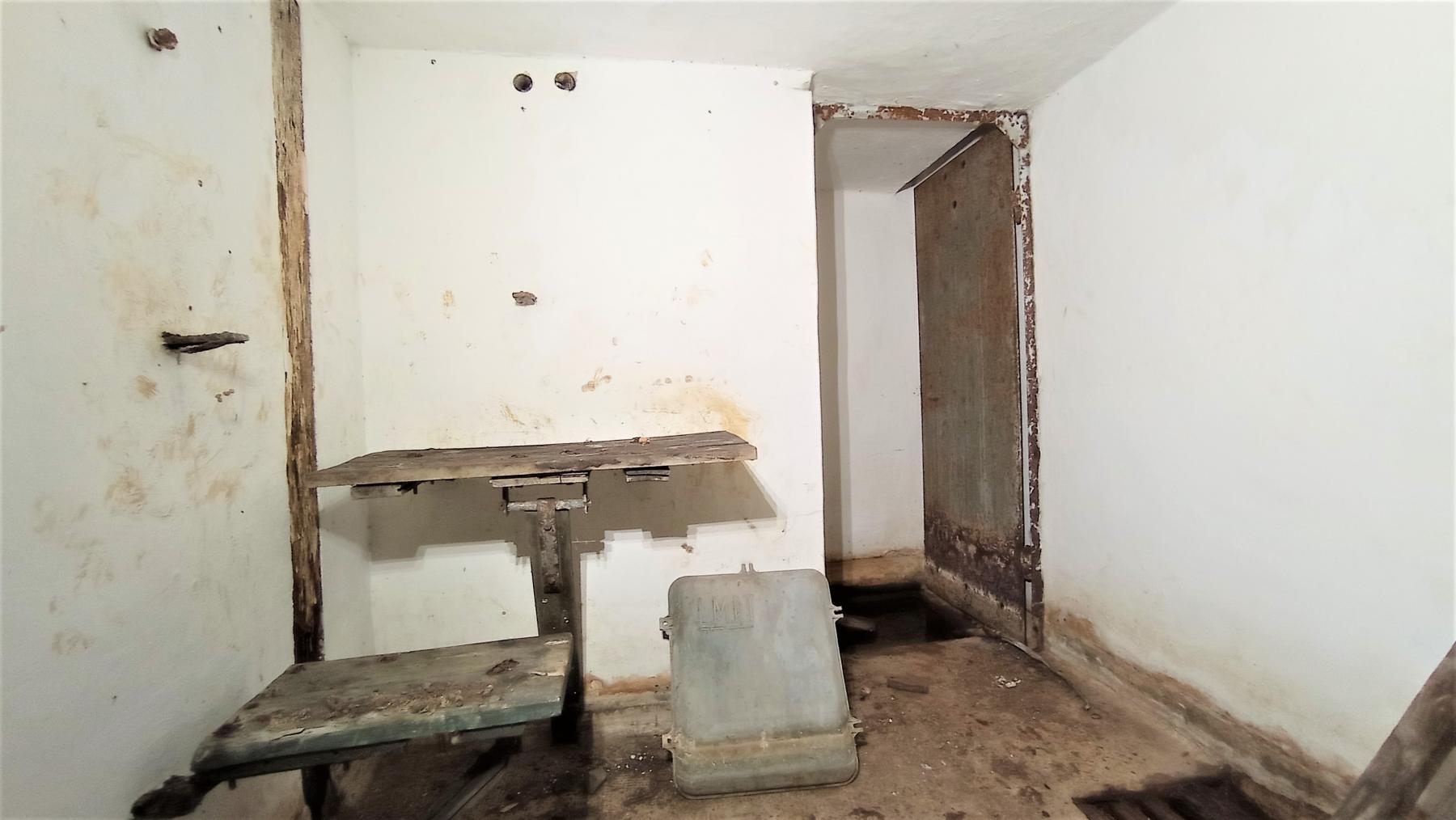 Ligne Maginot - I - (Chambre de coupure) - Intérieur de la chambre ,à droite l'entrée ,à gauche une tablette et un banc rabattable  - Baptiste GAUDIN